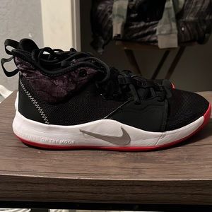 I’m selling Nikes shoes hoping to get 55 but shoot me an offer😀